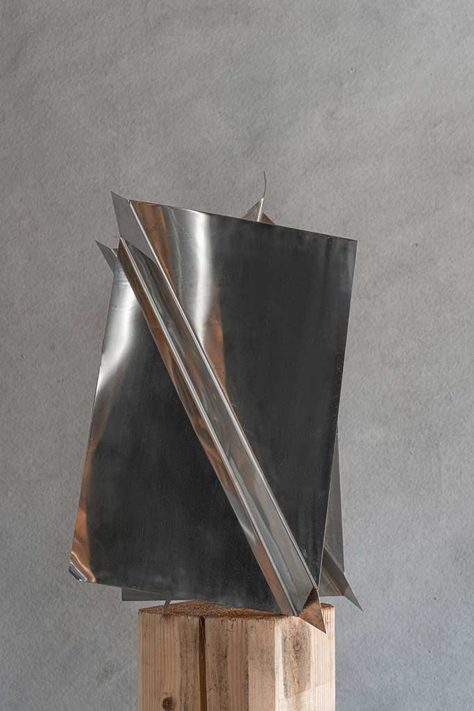 Verbo 62, 2016 Lamiera metallica piegata e curvata cm 50x36x33